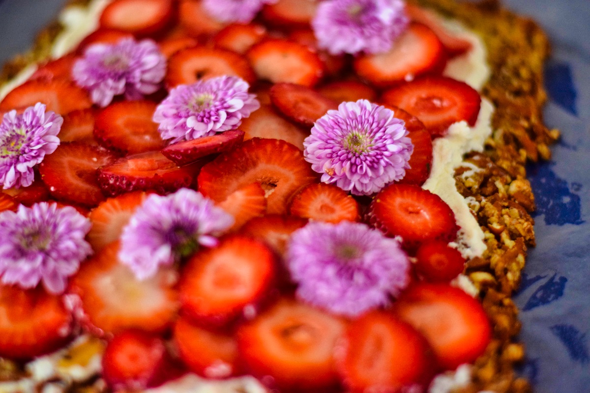 lemony-strawberry-pretzel-treat